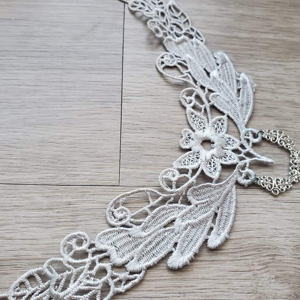 Grey floral lace choker necklace with star pendant - Picture 3 of 5